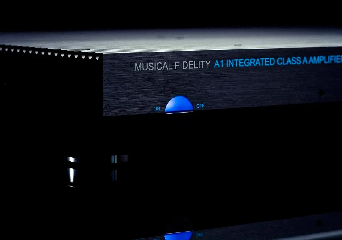 Musical Fidelityn A1 -integroitu vahvistin; modernilla kosketuksella varustettu klassikko