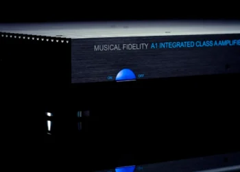 Musical Fidelityn A1 -integroitu vahvistin; modernilla kosketuksella varustettu klassikko