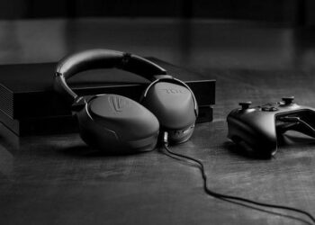 Asus on esitellyt ROG Strix Go 2.4 -pelikuulokkeet – mikrofonin häiriöääniä selättämässä tekoäly