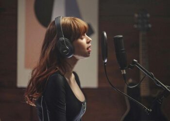 AKG esitteli kahdet studiokuulokkeet 90 astetta kääntyvillä kuulokeosilla