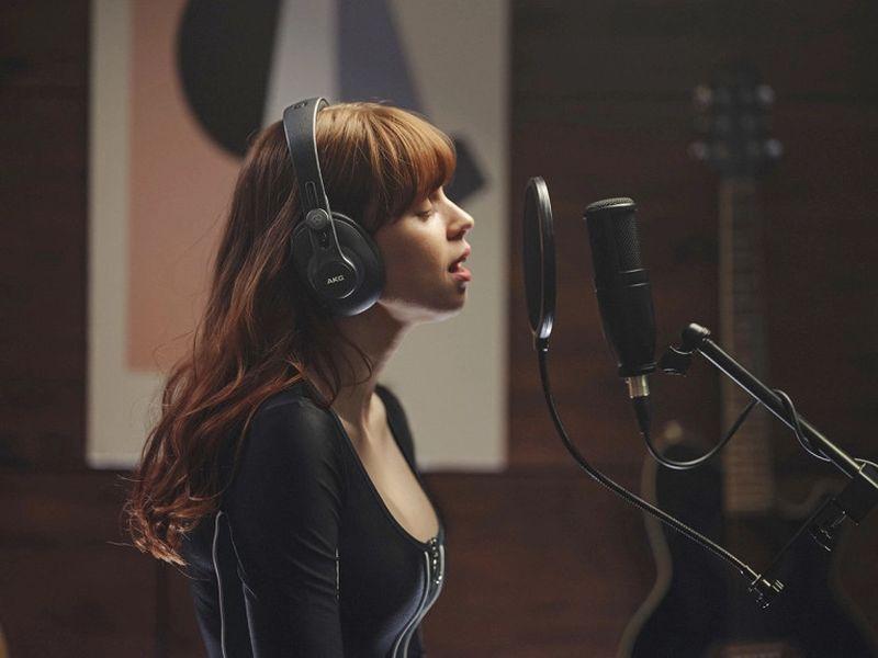 AKG esitteli kahdet studiokuulokkeet 90 astetta kääntyvillä kuulokeosilla