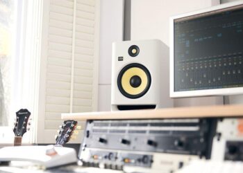 KRK:lta valkoinen versio Rokit G4 -studiomonitorikaiuttimista