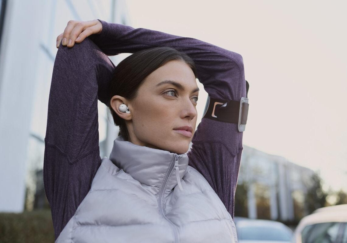 Sonyltä erikoiset LinkBuds-kuulokkeet keskeltä avoimilla elementeillä