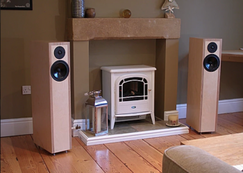 Brittikaiuttimet koivuvanerikotelolla