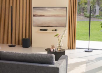 Harman Kardon esitteli hurjan ohuilla kaiuttimilla varustetun Radiance 2400 -kotiaudiojärjestelmän