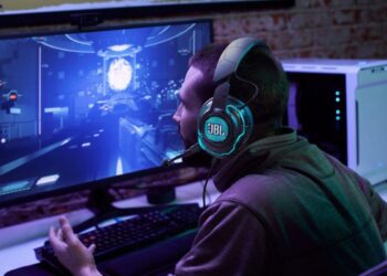 Testissä JBL Quantum One -pelikuulokkeet: Kaikkea kaikille