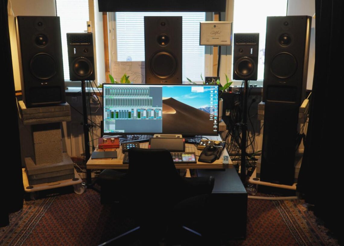 Haastattelussa AtoMix-monikanavastudion Tomi Pietilä: Kuuntelua kaiuttimien takaa