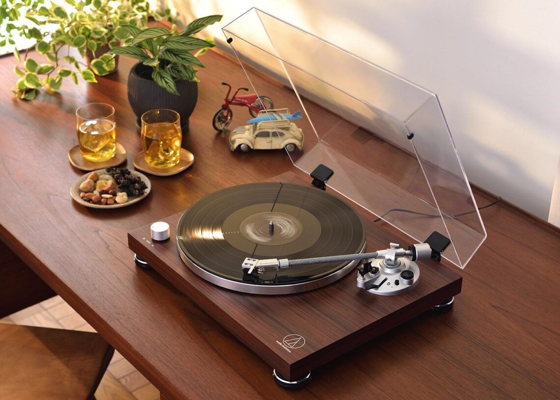 Audio Technicalta kaksi vinyylisoitinta bluetoothilla