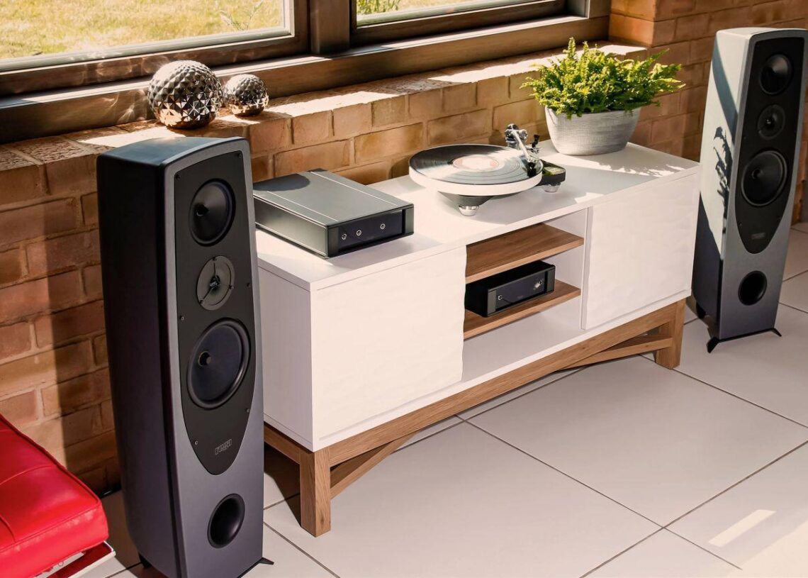 Rega esittelee innovatiivisen AYA-kaiuttimen