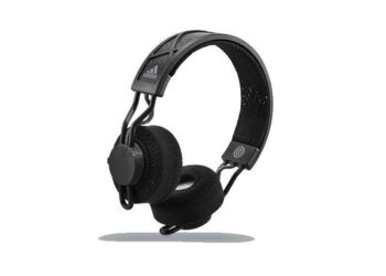 Adidakselta valolla toimivat urheilukuulokkeet järisyttävällä akunkestolla