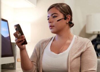 Vain 33 grammaa painava luujohdintekniikalla toimiva kuulokemikrofoni töihin ja vapaa-aikaan