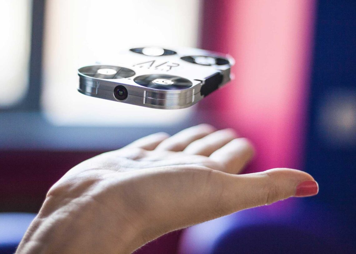 Taskukokoinen lentävä selfiekamera