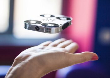 Taskukokoinen lentävä selfiekamera