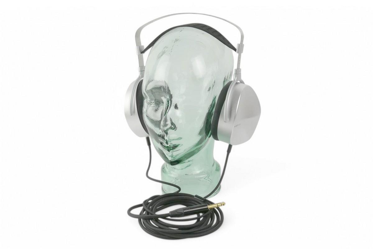 Hifiman Isvarna -sankakuulokkeet – Planaari ja dynaaminen bassoelementti samoissa kupeissa