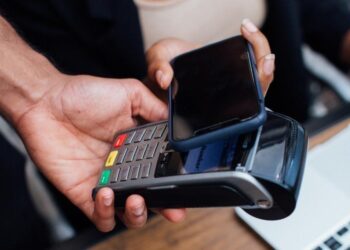 Apple Pay vai Google Wallet – kumpi on parempi mobiililompakko?