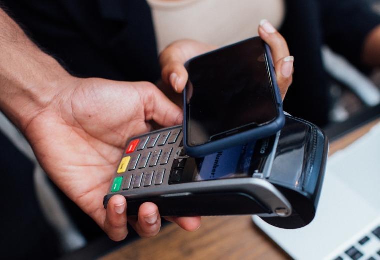 Apple Pay vai Google Wallet – kumpi on parempi mobiililompakko?