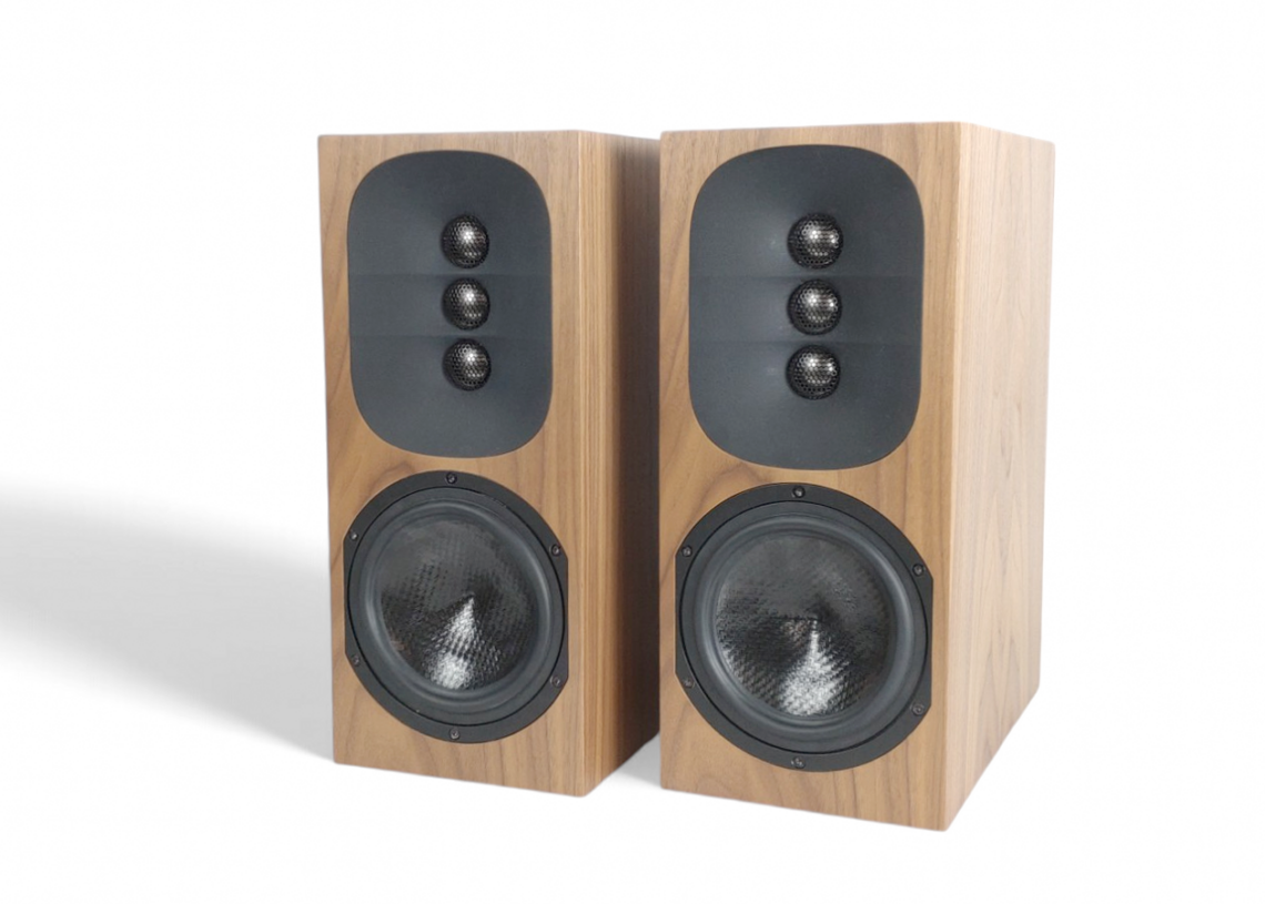 Audio Anatomy AA5 -jalustakaiuttimet – Kolmen diskantin taikaa