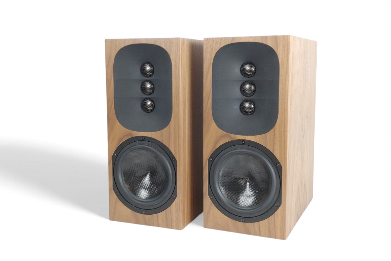 Audio Anatomy AA5 -jalustakaiuttimet – Kolmen diskantin taikaa