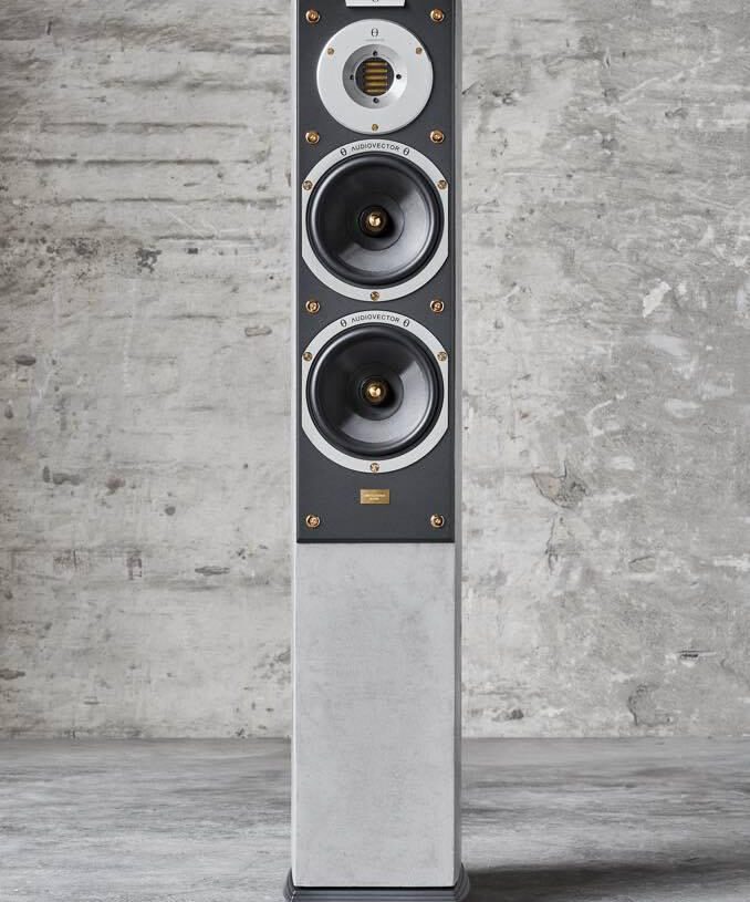 Audiovector kuorrutti kaiuttimensa betonilla