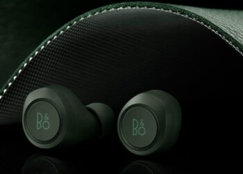 Beoplay kumartaa nappikuulokkeidensa uudella värivaihtoehdolla brittiläiselle kilpa-autoilulle