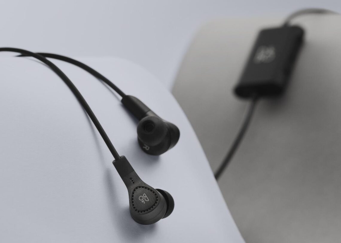 B&O Playltä uudistetut E4 -vastamelukuulokkeet