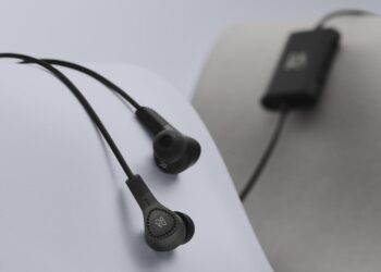 B&O Playltä uudistetut E4 -vastamelukuulokkeet