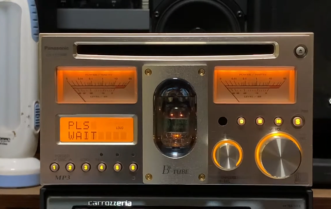 Putkien hehkua ja mittareiden liikettä autosoittimessa – voiko enää makeempi soitin olla?