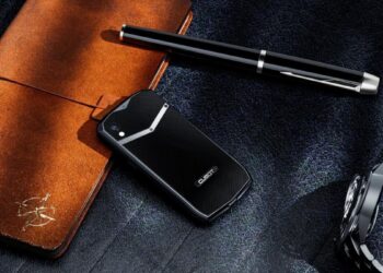 Älypuhelin pikkutaskukoossa