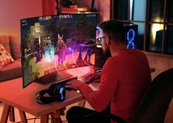 Kaarevasta litteäksi televisioksi napin painalluksella