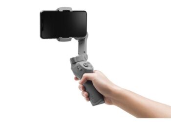 DJI:n mobiilikäyttöön tarkoitettu Osmo Mobile -gimbaali uudistui kolmanteen sukupolveensa – nyt enemmän saranoita