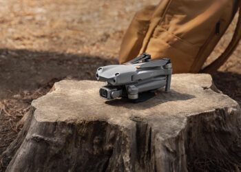 Drone huippuluokan kameralla ja turvaominaisuuksilla