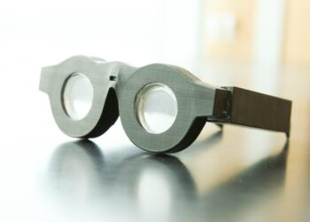 Itsestään tarkentuvat silmälasit lukevat katseen suunnan