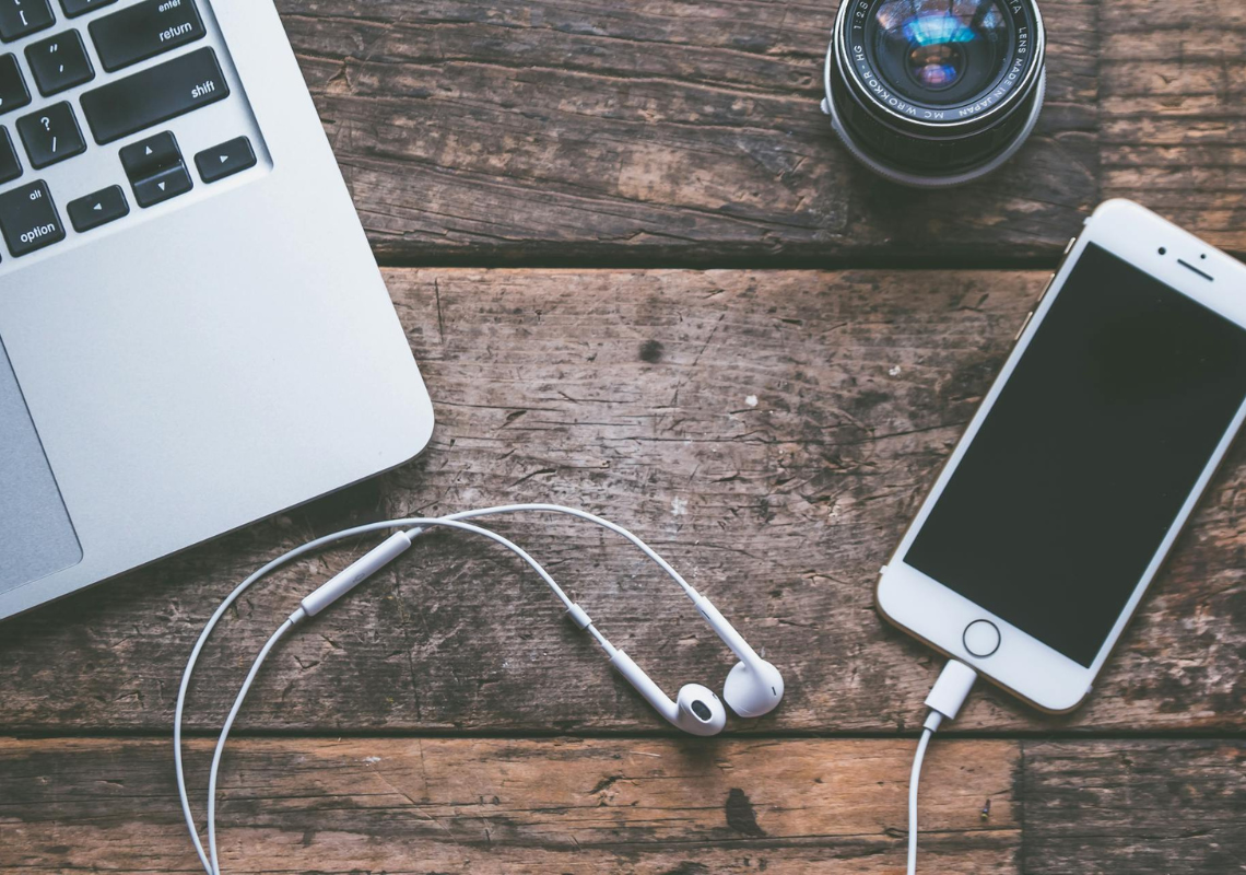 Erilaiset näytöt, erilaiset kokemukset: Mikä toimii parhaiten nettipelaamisessa