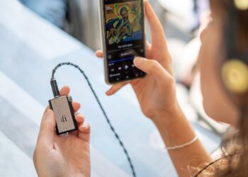 iFi Audiolta kompakti ja monipuolinen langaton kuulokevahvistin