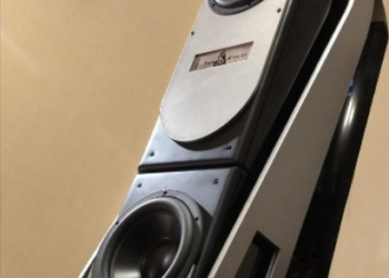 Kolme kaiutinkoteloa teräskehikossa