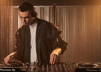 Pioneerilta kevyet kuulokkeet DJ-käyttöön