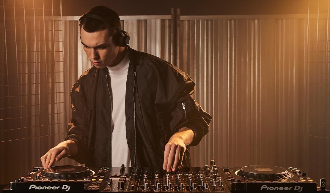 Pioneerilta kevyet kuulokkeet DJ-käyttöön
