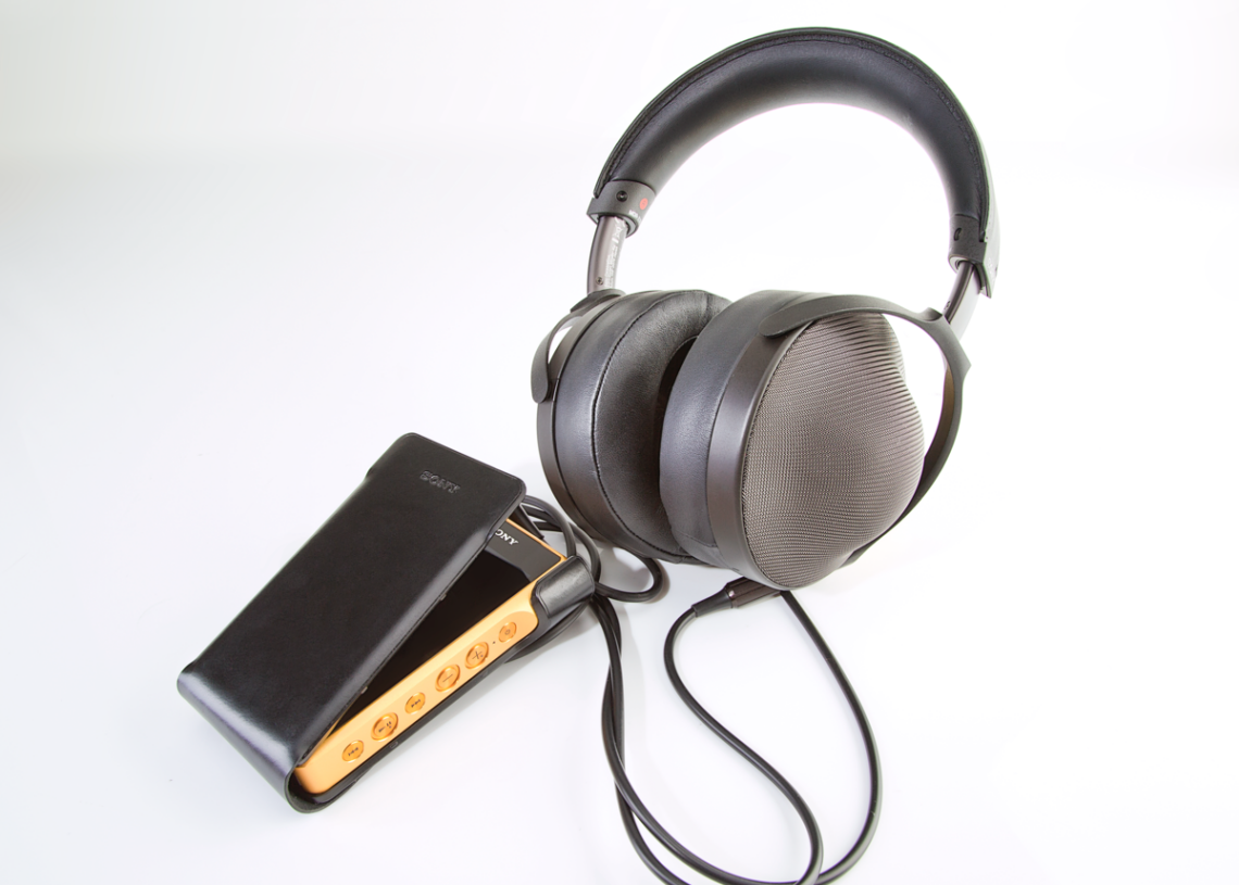 Ylellistä matkaääntä Sonyn huippukuulokkeilla ja -toistimella
