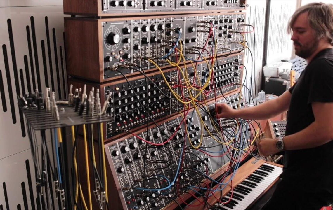 Hannes Bieger: Saksalainen ääniteknikko ja elektronisen musiikin mestari ”Aitoa” analogista synapoppia