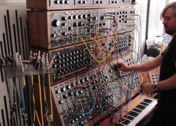 Hannes Bieger: Saksalainen ääniteknikko ja elektronisen musiikin mestari ”Aitoa” analogista synapoppia