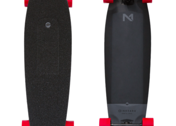 Moottoroitu longboard smoothiin menoon