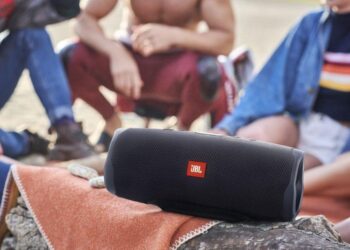 JBL:ltä uusia kannettavia kaiuttimia – rannalle, bileisiin ja perheen pienimmille