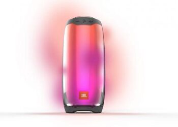 JBL esitteli bilehenkisellä LED-valaistuksella varustetun Pulse 4 -matkakaiuttimen