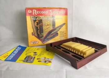 Paluu 70-luvulle: K-Tel Record Selector mullistaa LP-levyjen säilytyksen!