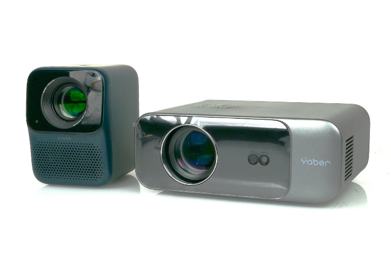 Kaksi edullista kotiteatteriprojektoria