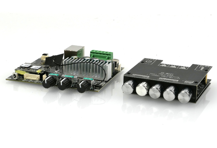 Kaksi erilaista 2.1-kanavaista DIY-vahvistinmoduulia