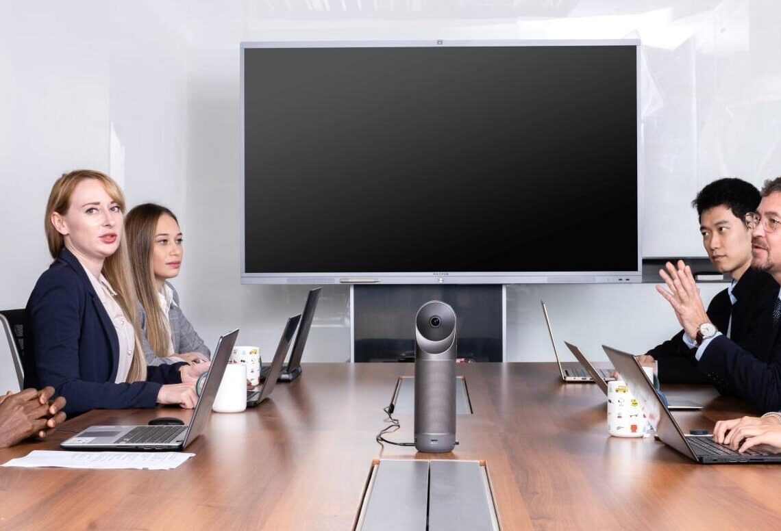 360-asteinen palaverikamera 8K-kuvanlaadulla ja kasvontunnistuksella
