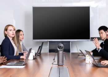 360-asteinen palaverikamera 8K-kuvanlaadulla ja kasvontunnistuksella