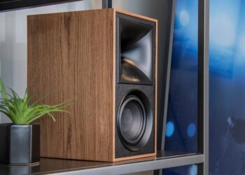 Klipschin The Fives -hyllykaiuttimet tarjoavat ajanmukaiset liitännät ja langatonta toistoa historiaa huokuvassa paketissa.