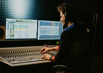 Kuinka ääni vaikuttaa katsojakokemukseen dokumenteissa ja elokuvissa?